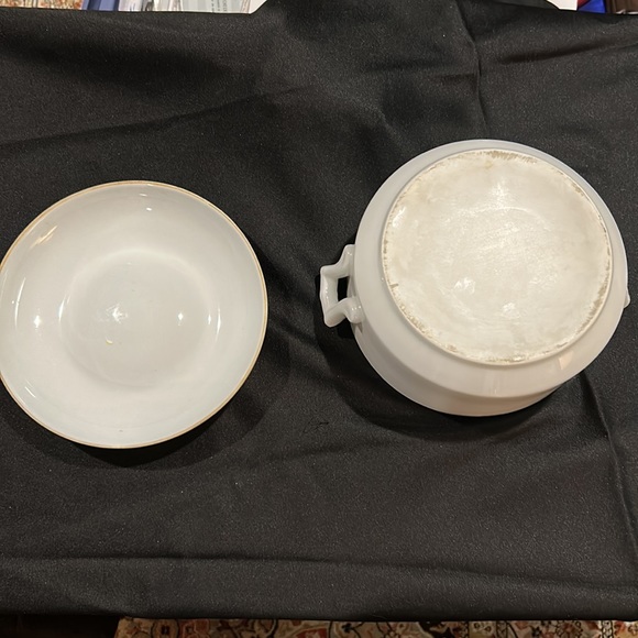 Very cool 7.25” pot/oven ware with top that converts to a dish. - Picture 3 of 12